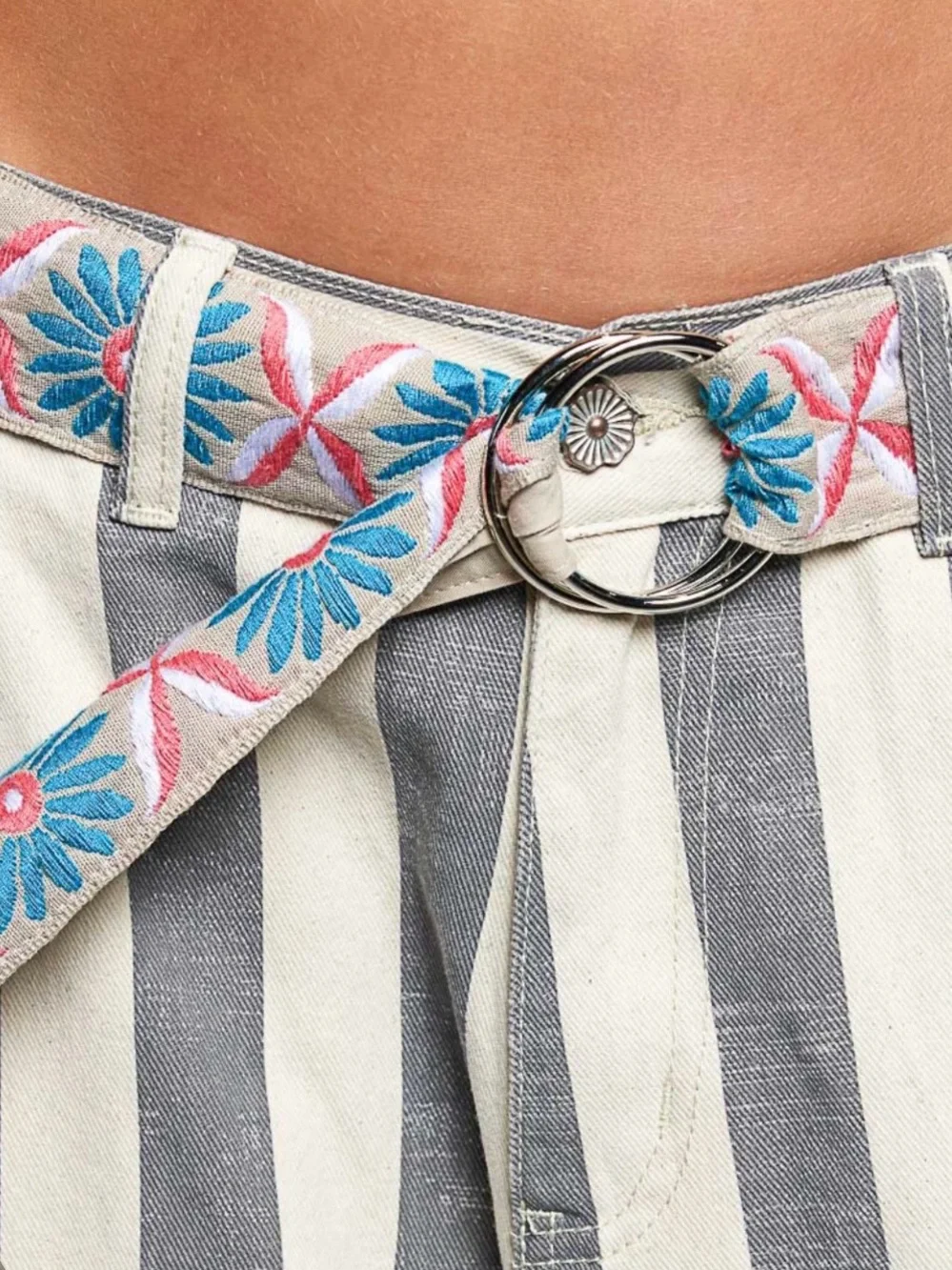 🤗 Pol- Embroidered Floral Belt